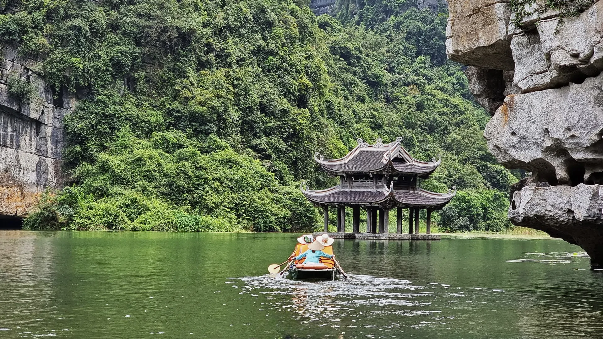 Ninh Binh Tour 1 day: Bai Dinh Pagoda – Trang An – Mua Cave view Point
